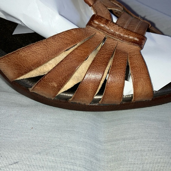 Clarks 8.5 women’s Tan Wedge Sandals with Elegant Lattice Straps - Picture 2 of 16